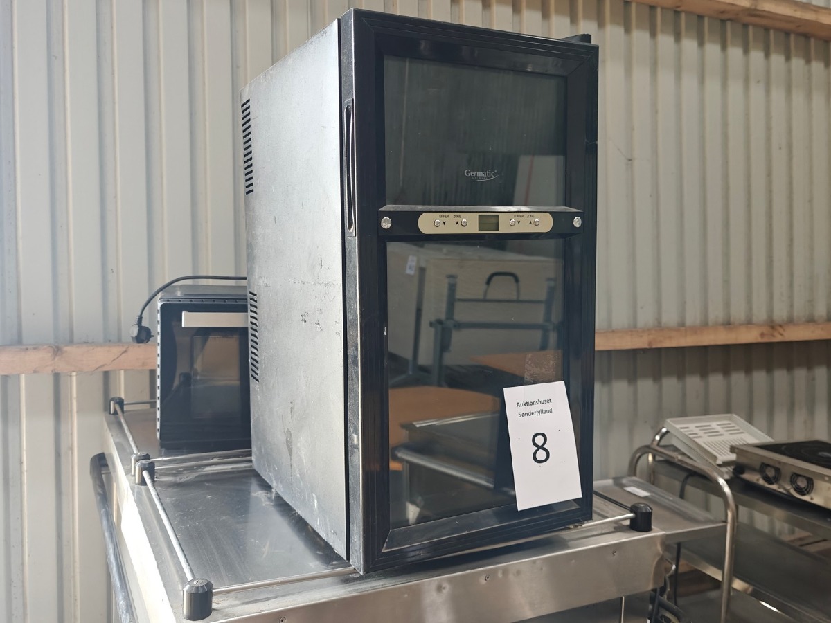 Vinkøleskab. Mrk: Germatic JK. Model: WC-7518D. Sort.  Mål: H: 65 cm. B: 34 cm. D: 48 cm. Brugt