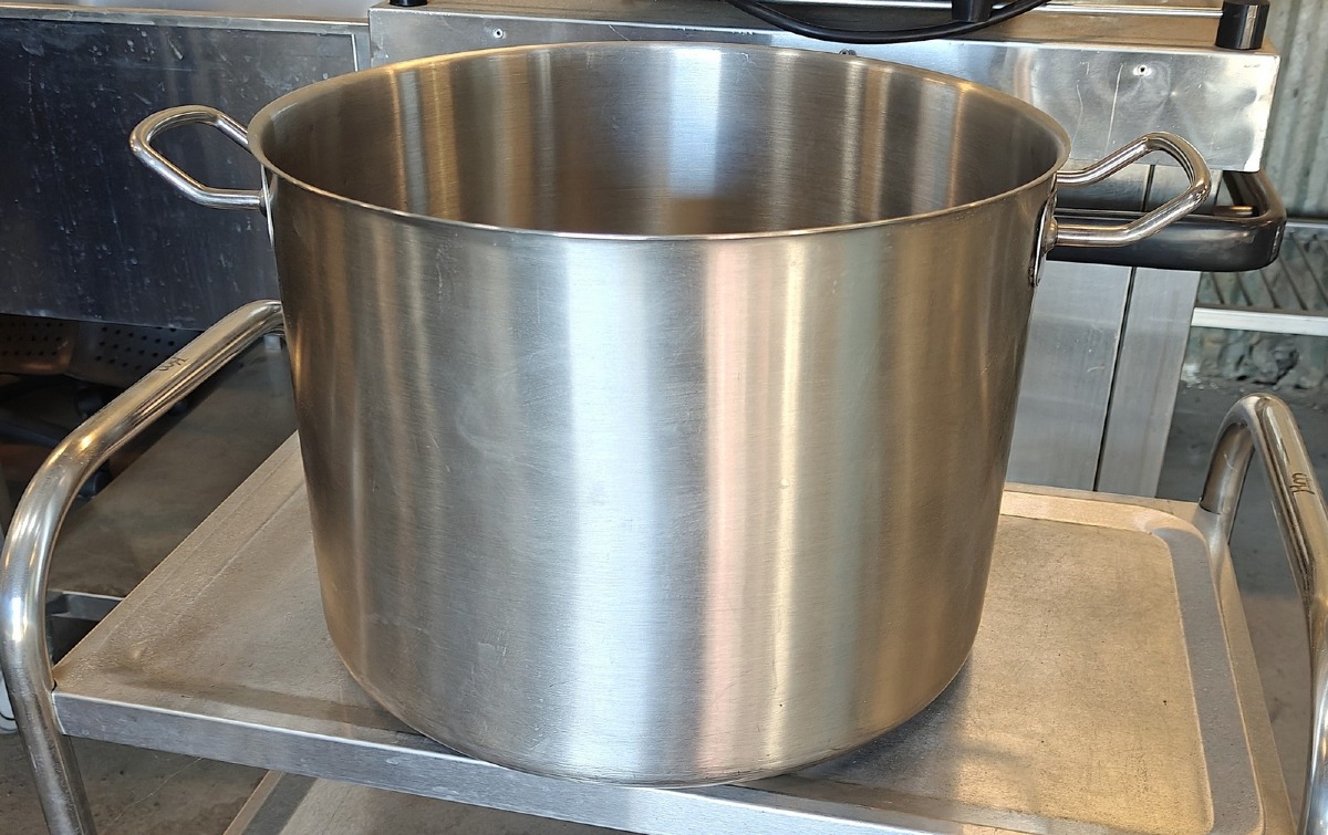 Gryde i rustfrit stål. Mrk Destino. 35 liter. Til induktion, gas og el-kogeplader.  Mål: H: 38 cm. Ø40 cm