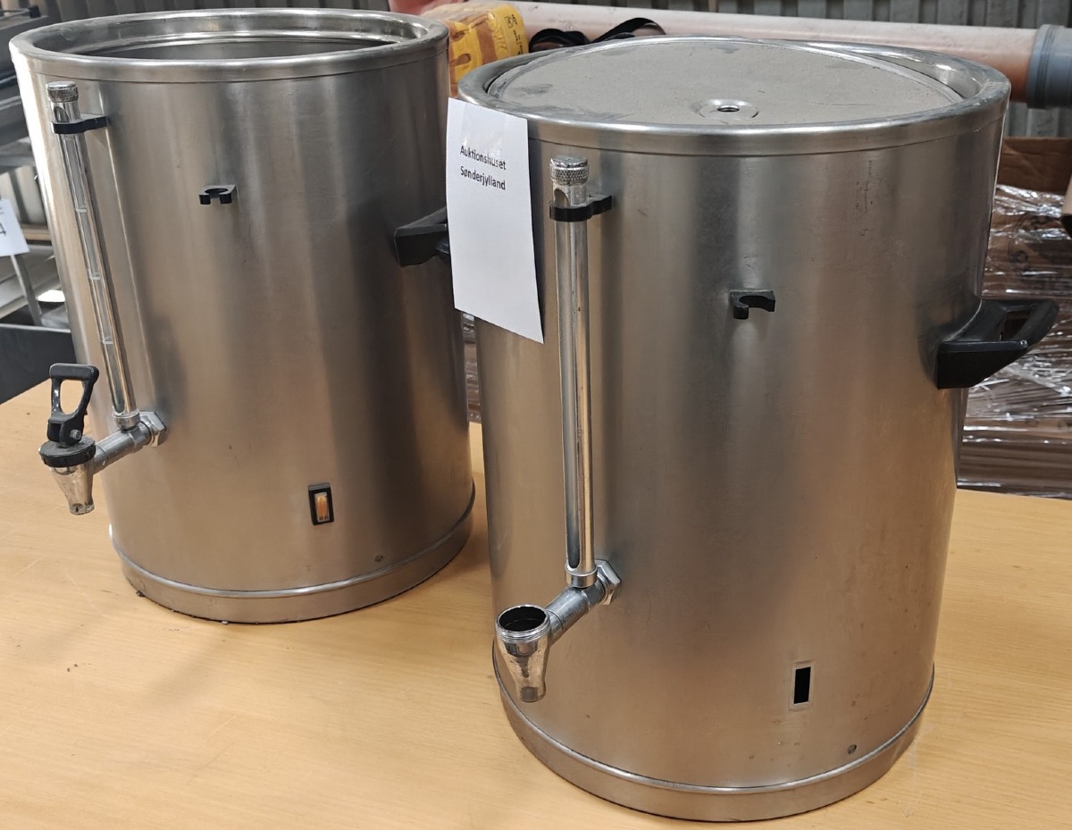 2 Kaffebryggere/beholdere i rustfrit stål. Mrk: VHH. Type: 093 - 002. Med tappehane.  OBS: Ikke komplette (se fotos)