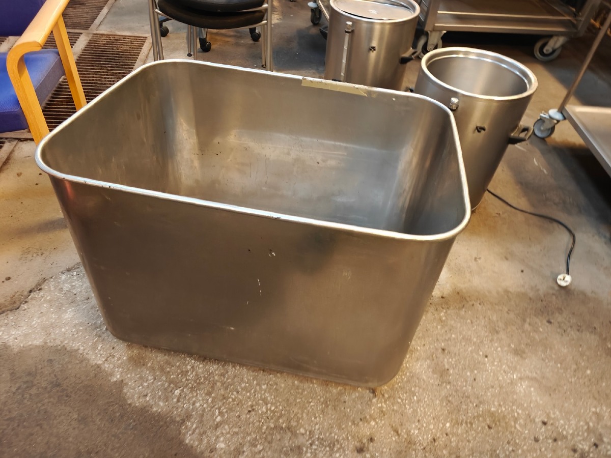 Rustfrit kar. Med afløb. På hjul. Mål: 80 x 58 cm. H: 58 cm. Brugt