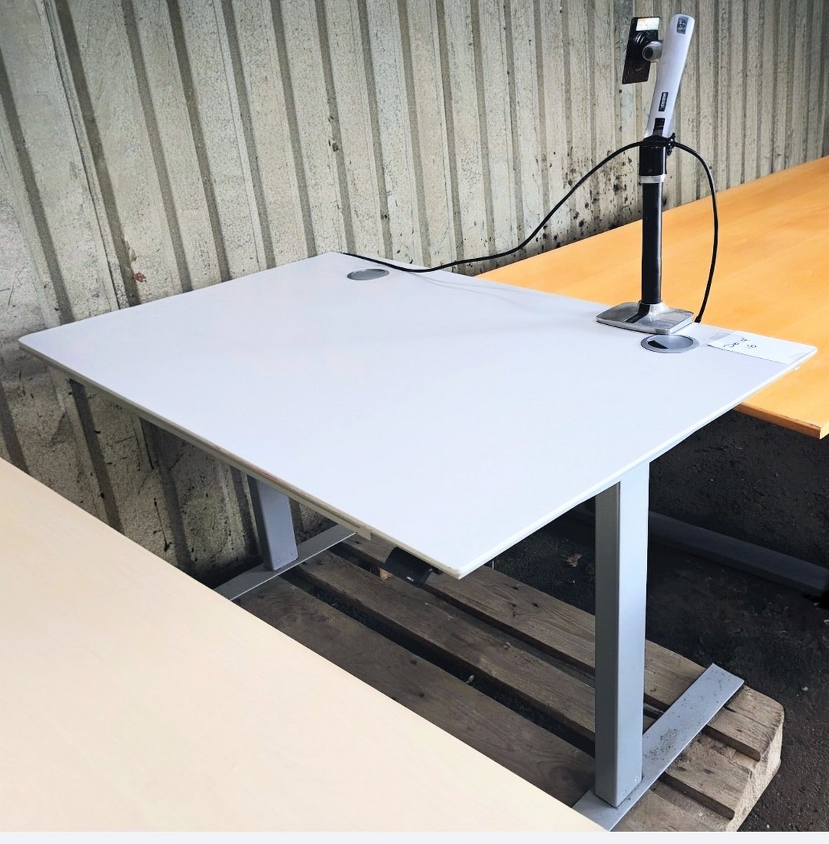 Hæve-/sænke skrivebord  Mrk: Dencon og udtræksskab. Mrk: Holmris