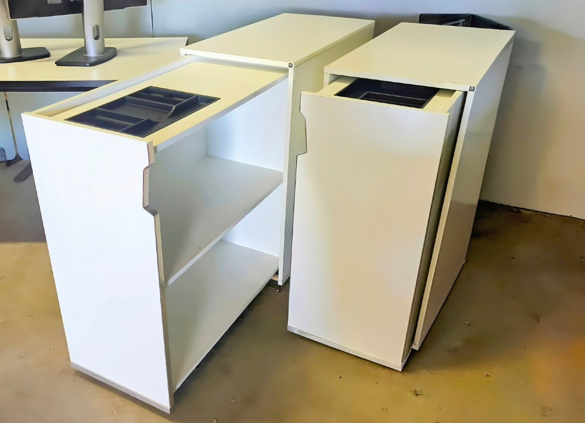 2 Udtræksskabe. Mrk Holmris. Hvide med stålskinne. Indrettet med pennebakke og hylde