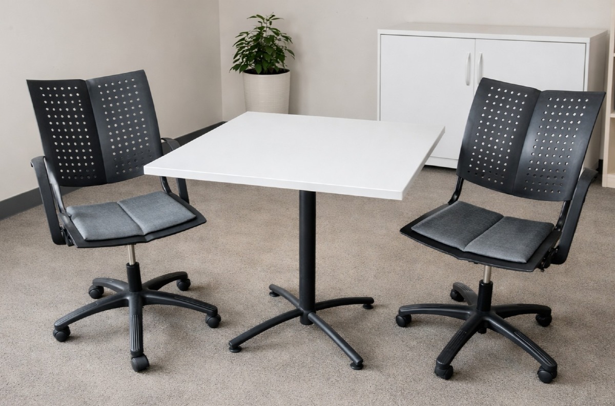 Bord m/2 mødestole.  2 HÅG møde-/kontorstole. Model: Conventio Wing. 9822. HÅG inBalance teknologi