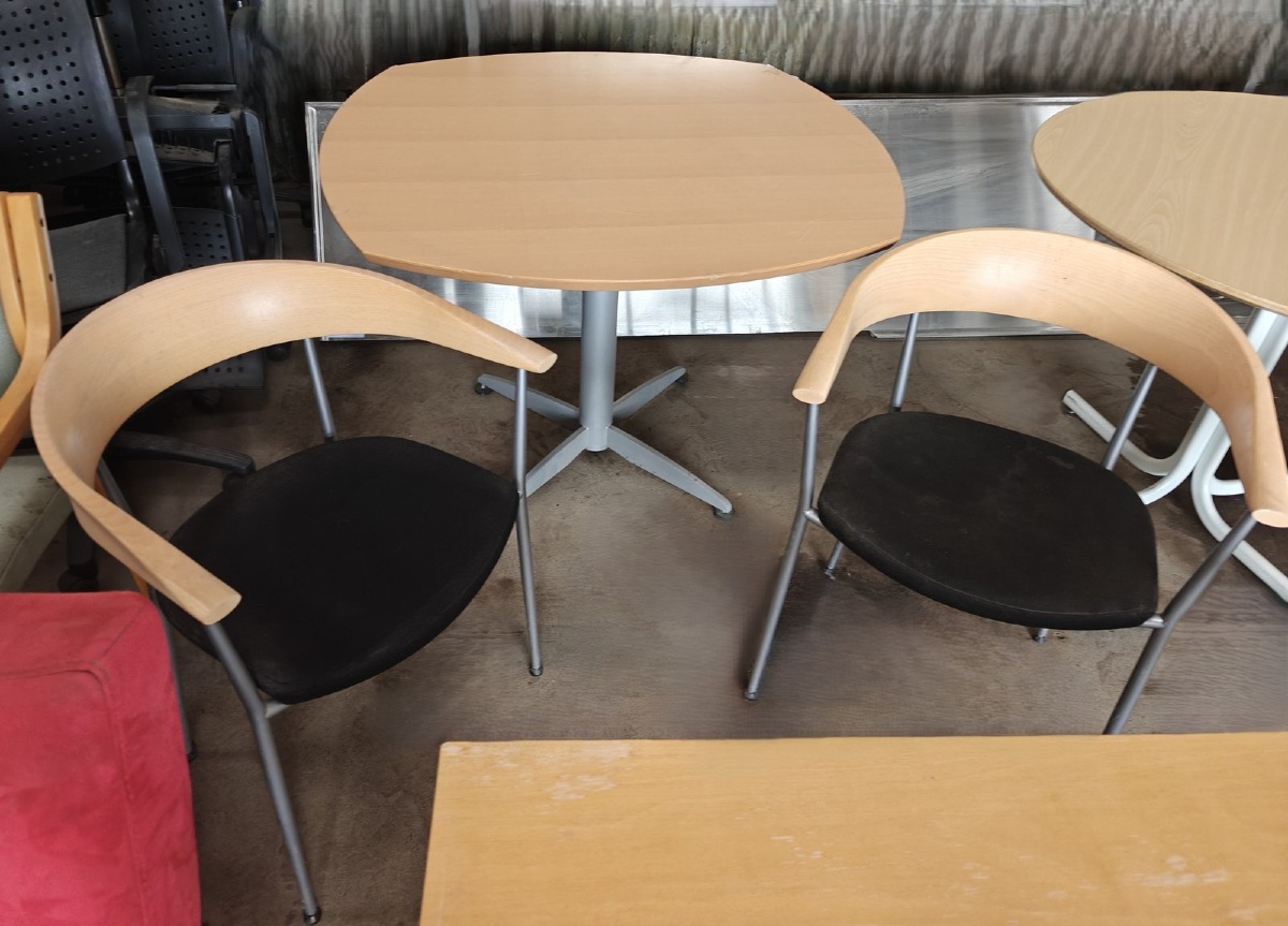 Mødebord m/2 stole.  2 Mødestole: Mrk: EFG /Bondo. Model: Dialog. Designet af Hans Sandgren Jacobsen