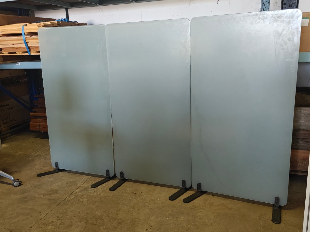 3 Skærmvægge. Matteret glas. Drejbare fødder. Mål: H: 152 cm. B: 77.5 cm (pr skærm)