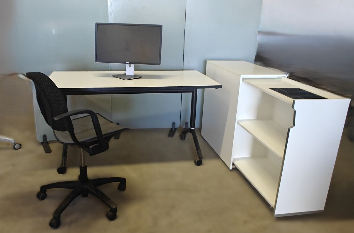 Kontorplads: Bord, stol, udtræksskab & skærm.  Bord på hjul. Med vippe-/flipfunktion. Mrk Savir Design Studio, Produceret i Danmark.