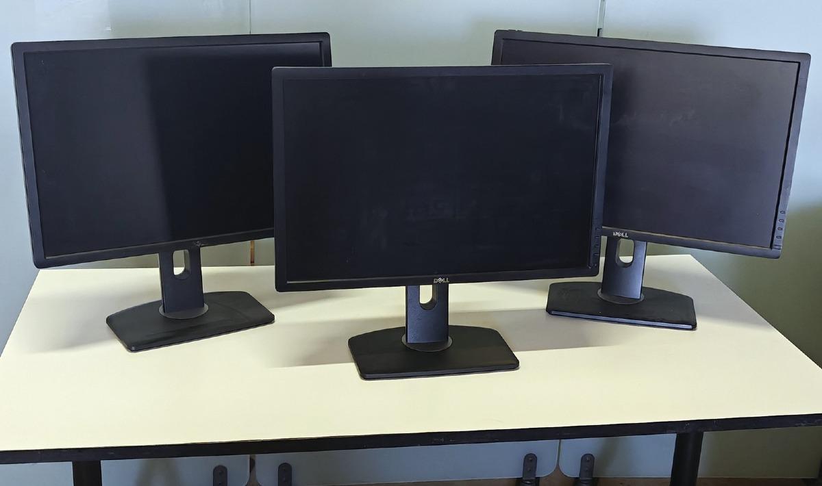 3 Monitorer på fod. Mrk: Dell.  Model: U2412Mb