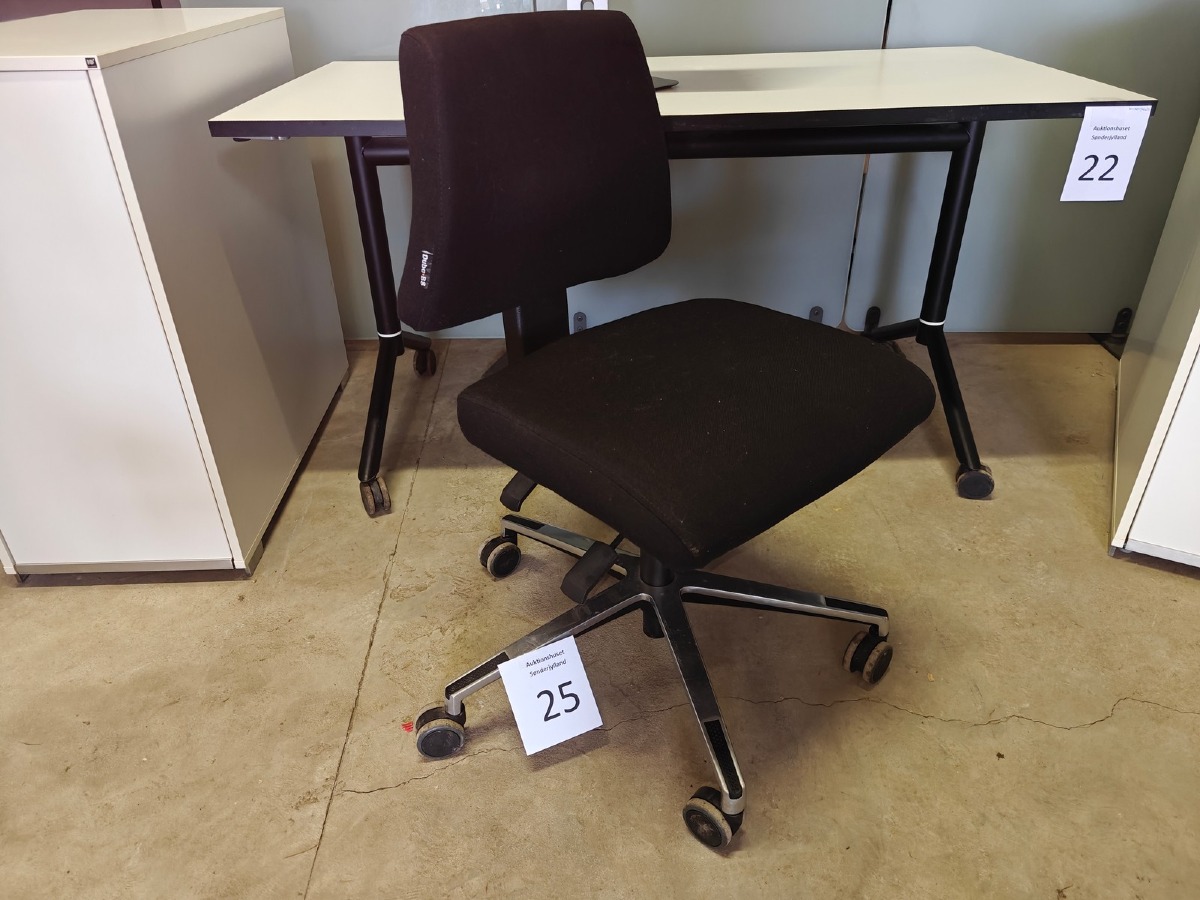 Kontorstol. Mrk: DUBA B8. Sort. Polstret sæde og ryg. Alm. brugsspor