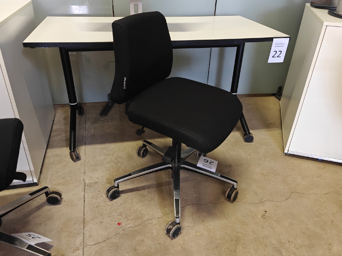 Kontorstol. Mrk: DUBA B8. Sort. Polstret sæde og ryg