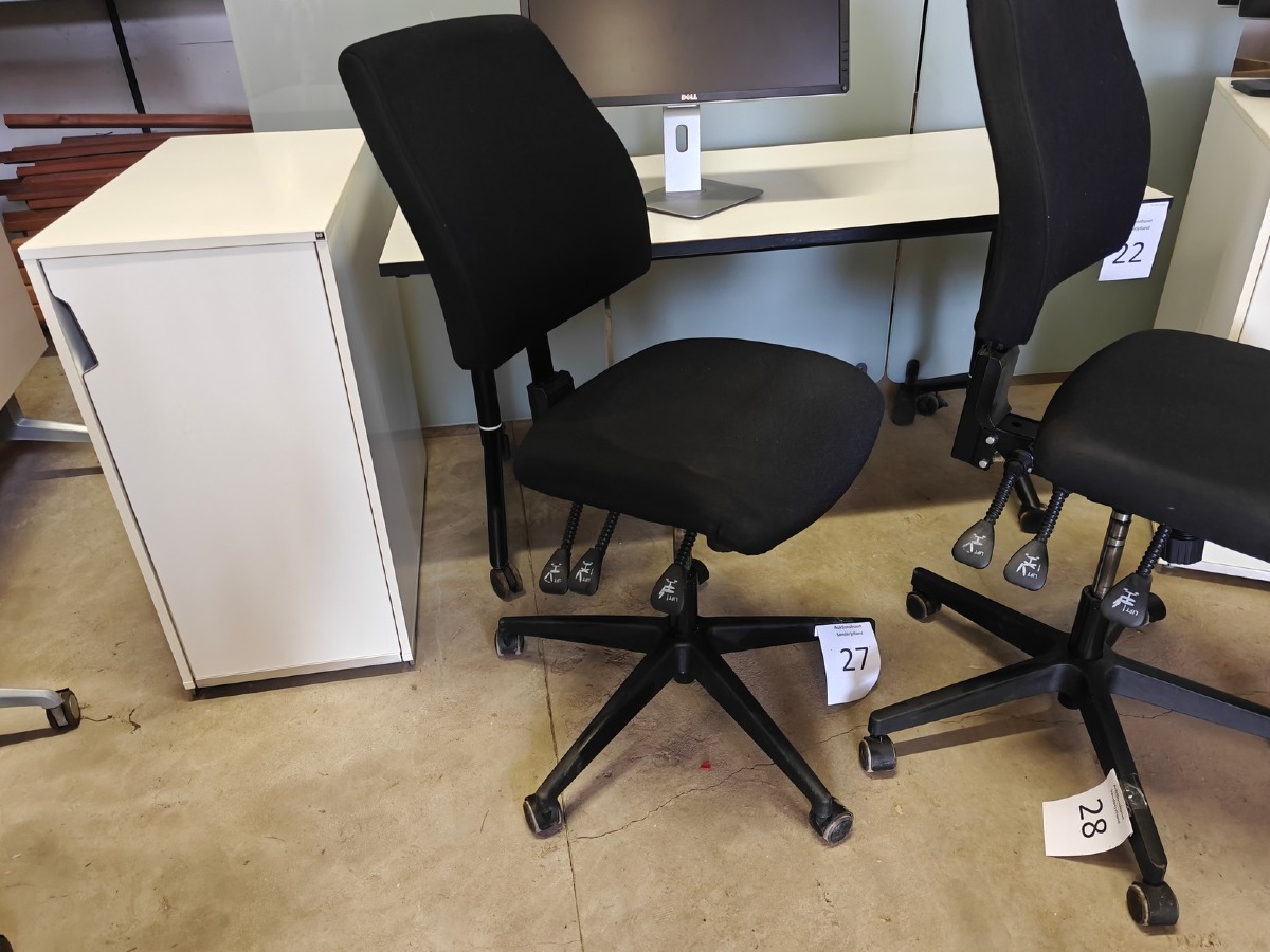 Kontorstol. Mrk: Interstuhl. Model: 16GD1. Sort. Polstret sæde og ryg. Høj ryg