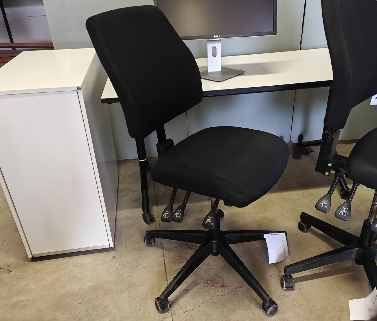 Kontorstol. Mrk: Interstuhl. Model: 16GD1. Sort. Polstret sæde og ryg. Høj ryg