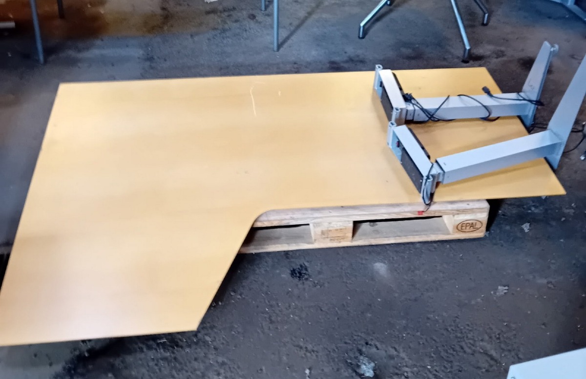 Hæve-/sænke skrivebord. Venstrevendt. Mål: 200 x 120/80 cm