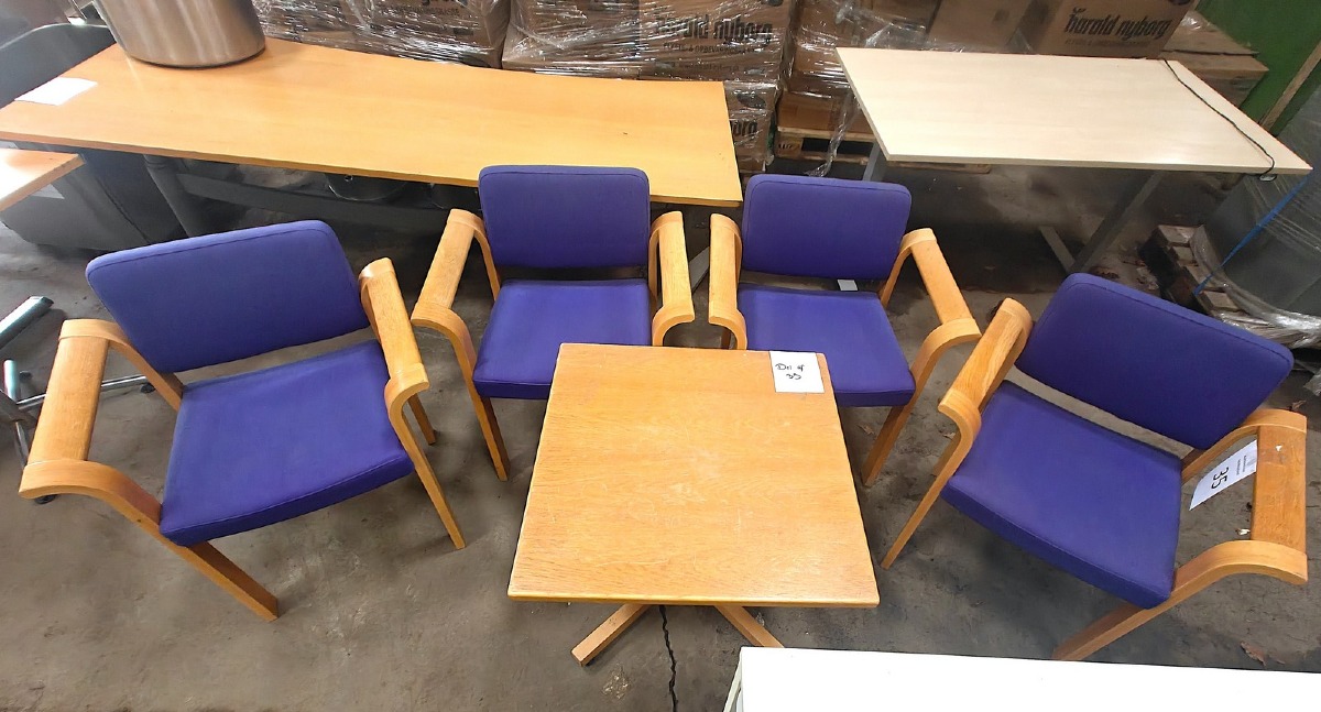 4 Mødestole & loungebord.  Stole:  Mrk: Magnus Olesen