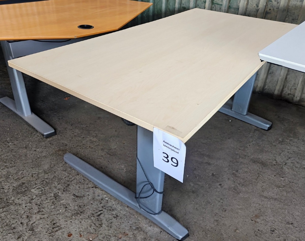 2 Hæve-/sænke skriveborde. Pulverlakerede stel. Mål: 1 stk: 160 x 80 cm. 1 stk: 140 x 80 cm