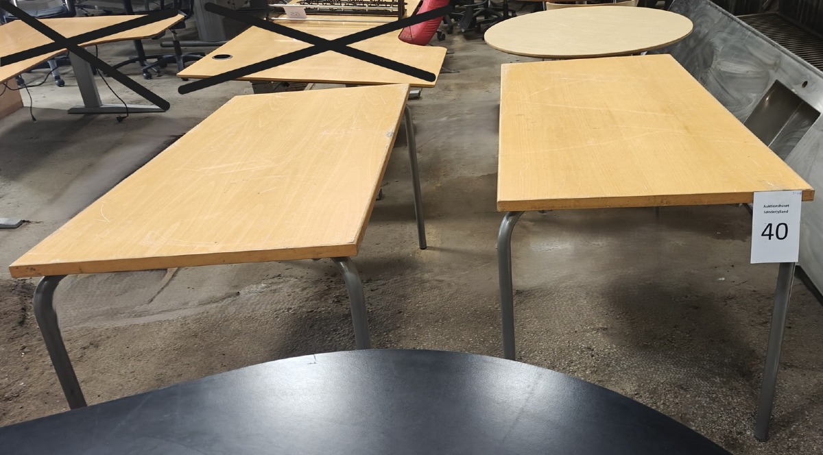 2 Kantineborde og 1 rundt mødebord. Bordplader i massivt træ. Pulverlakerede stålstel