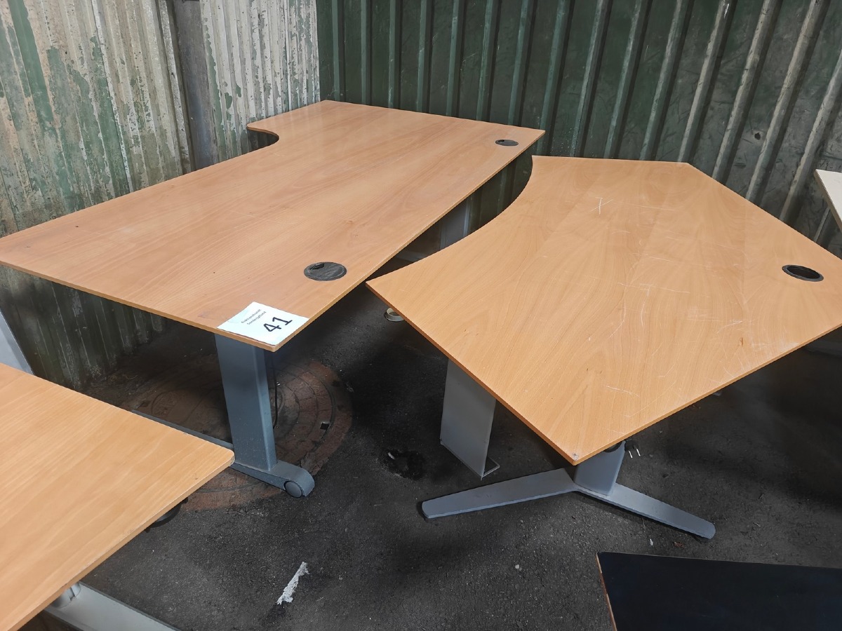 2 Hæve-/sænke skriveborde. 1 Stk venstrevendt og 1 stk m/'callcenter' bordplade. Mål: B: 195 cm 