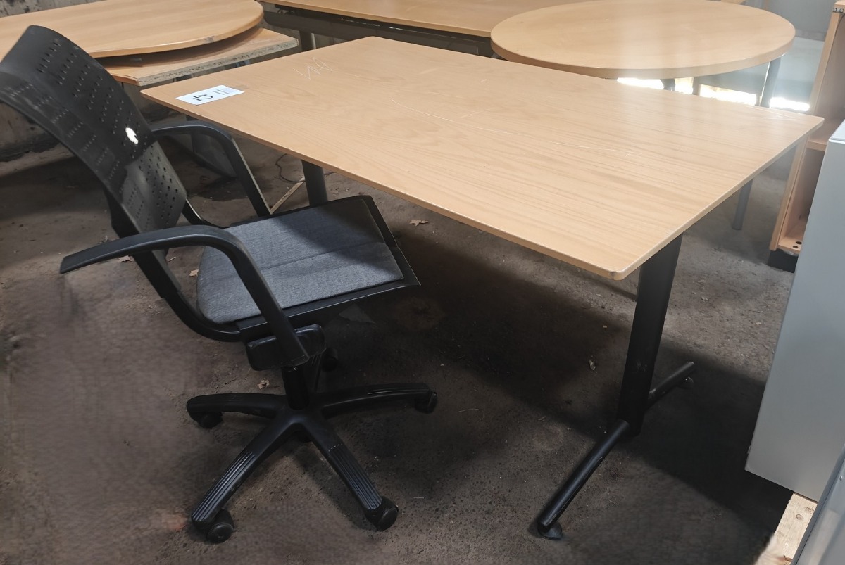 Skrivebord & HÅG kontorstol.  HÅG kontorstol. Model: Conventio Wing. 9822. HÅG inBalance teknologi