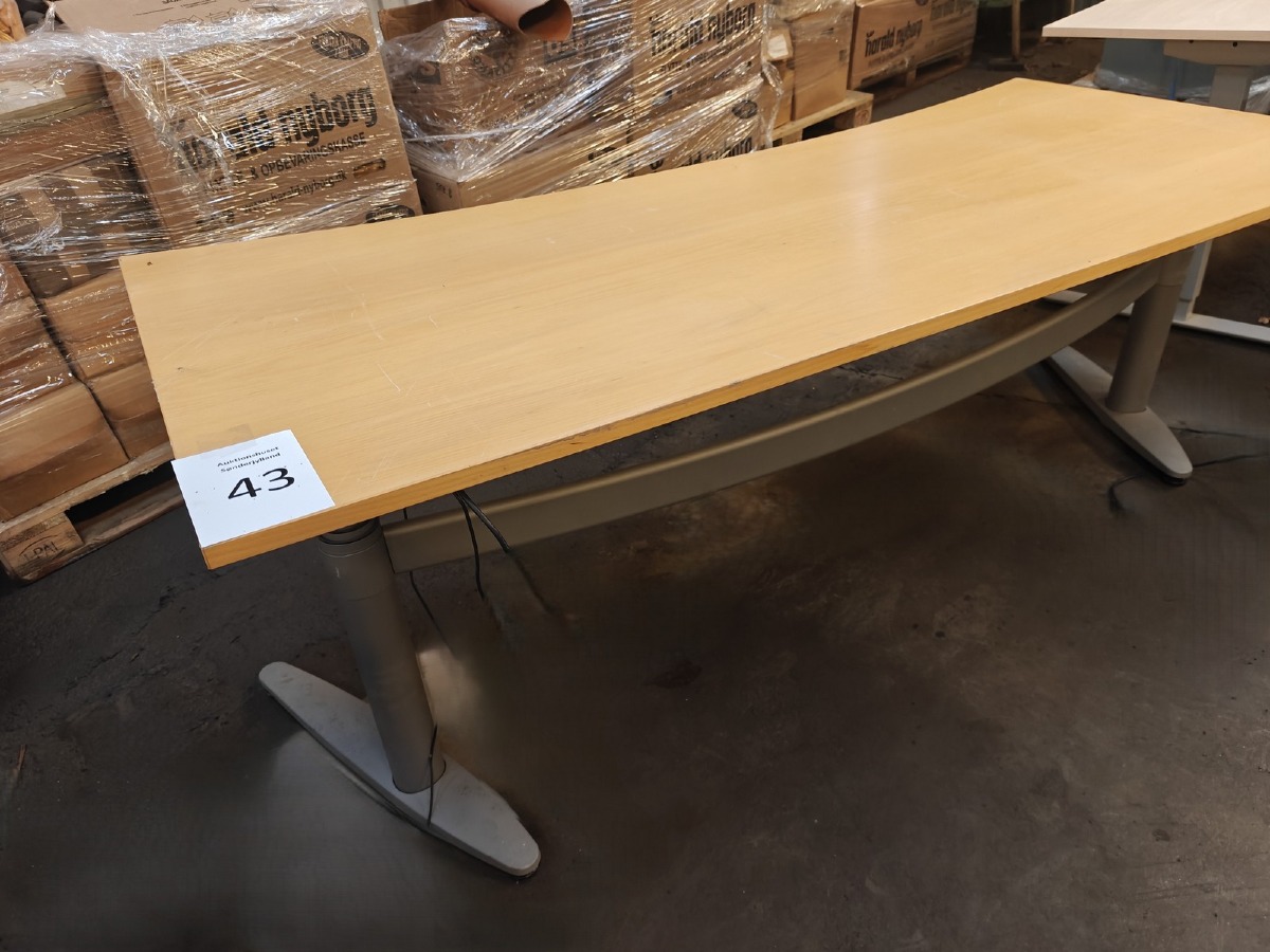 2 Hæve-/sænke skriveborde m/mavebue. Mrk: EFG. Mål: 1 stk: B: 180 cm. 1 stk: B: 200 cm