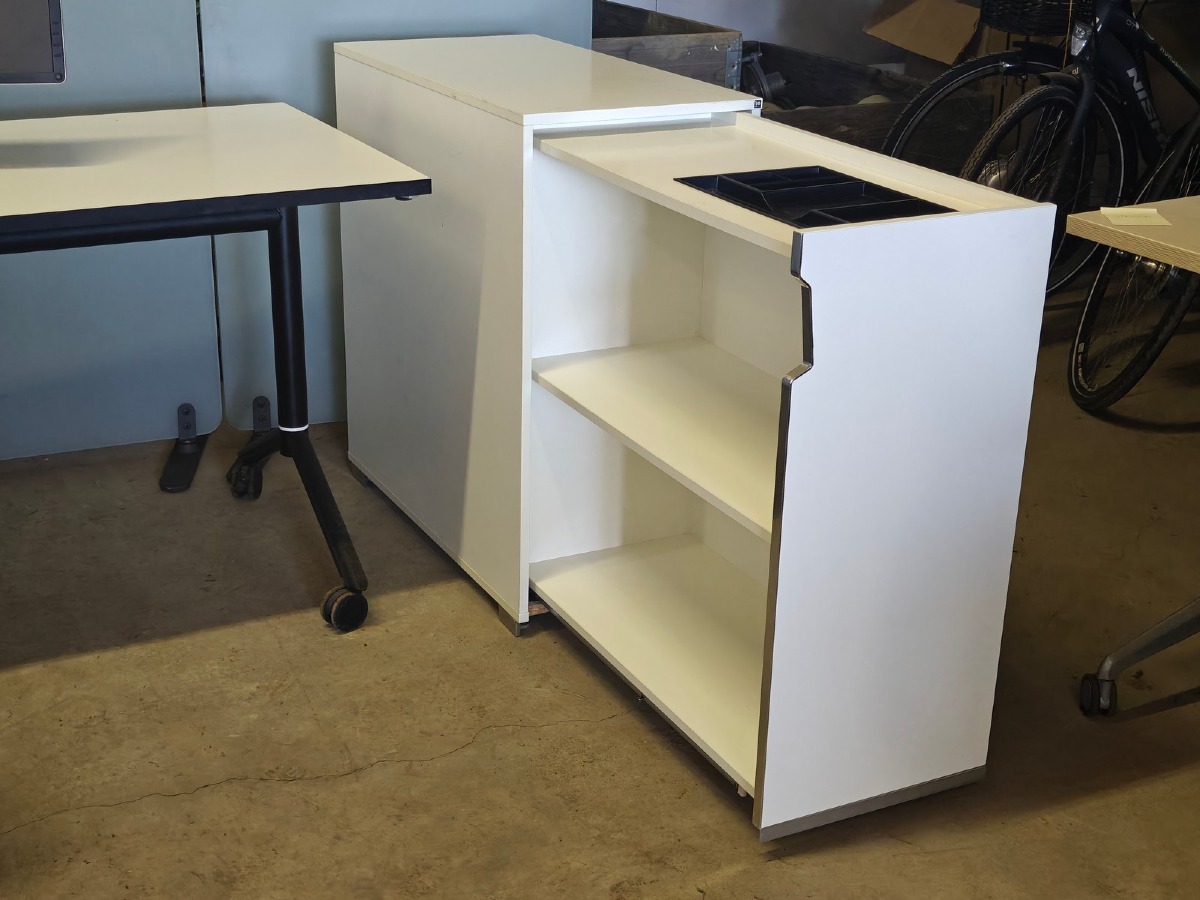 Udtræksskab. Mrk Holmris B8. Hvidt med stålskinne. Indrettet med pennebakke og hylde