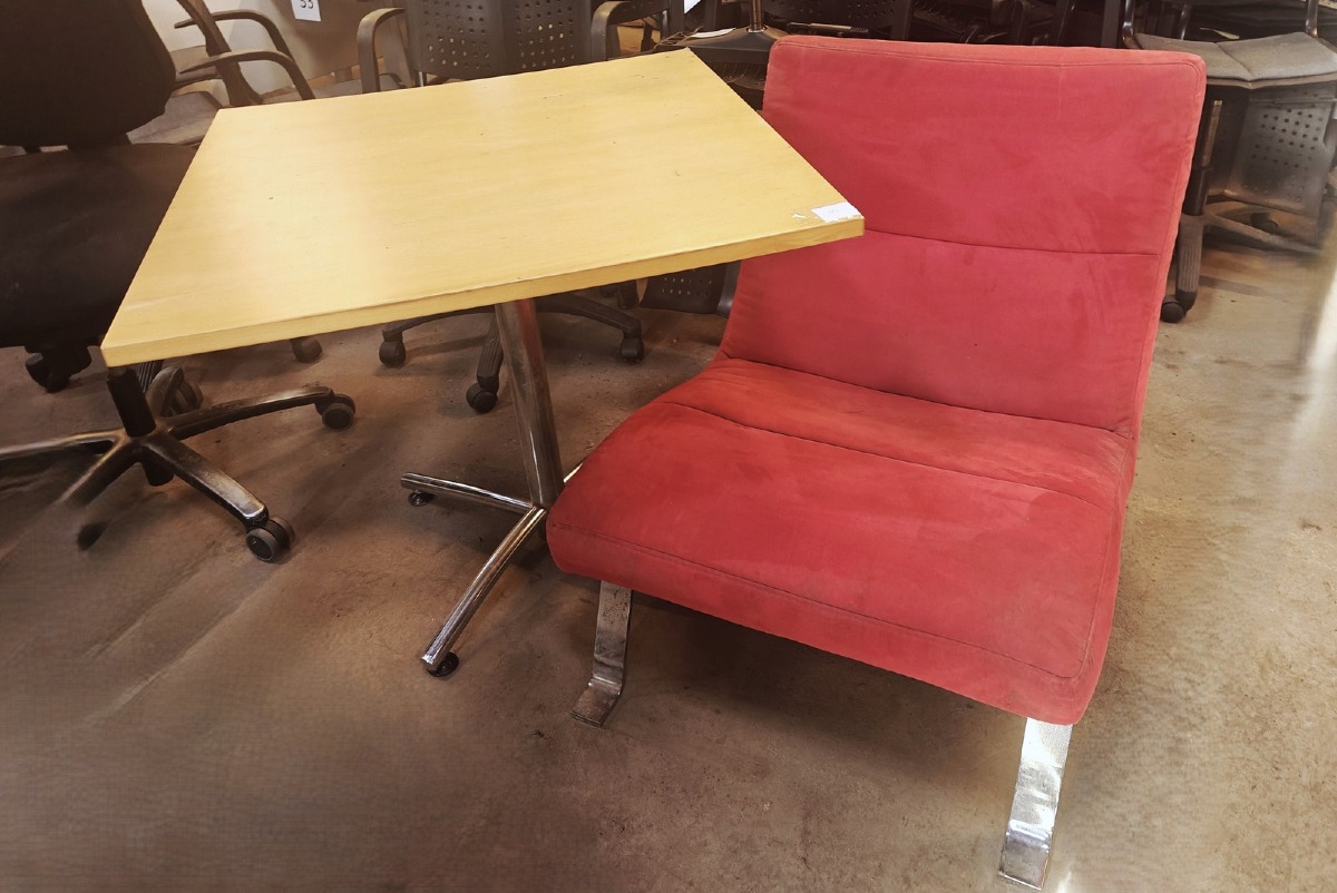Bord og loungestol.  Rød loungestol m/kromfarvet stel
