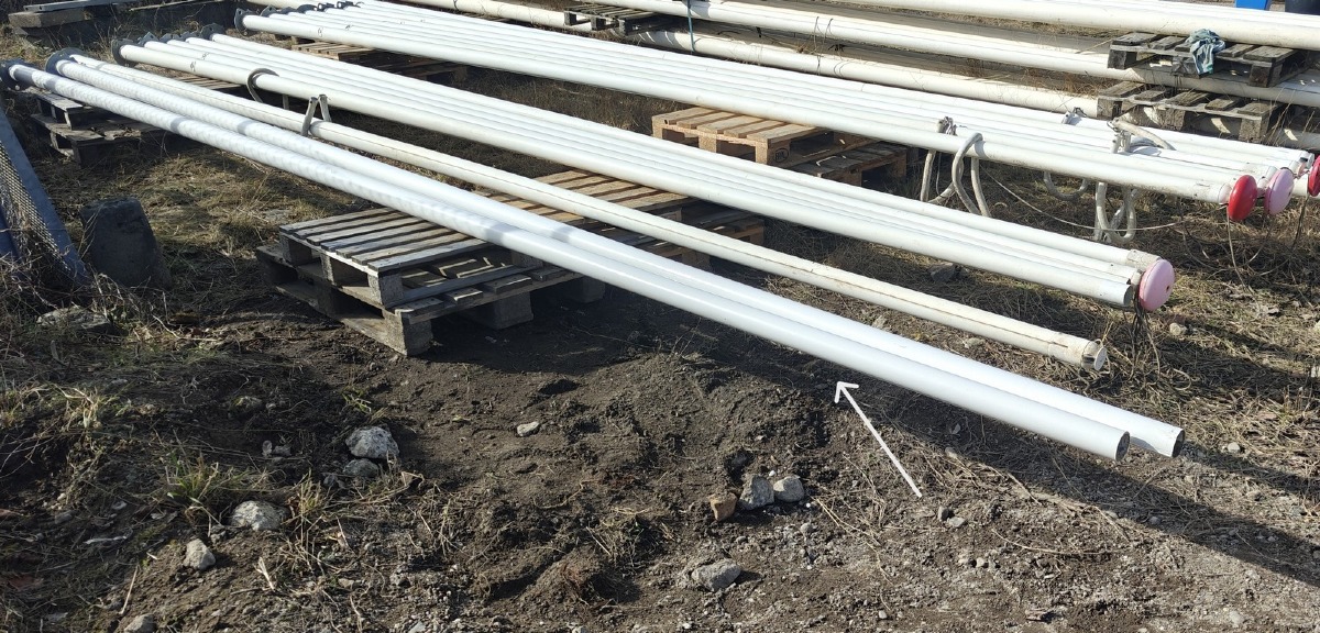 1 Glasfiber flagstang. Mrk: VM Original. Til erhverv mm. Påsat vippe-/ monteringsbeslag. Mål: Længde: 8 m