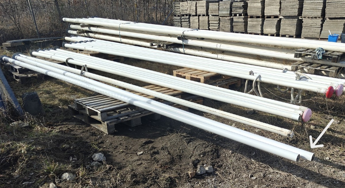 1 Glasfiber flagstang. Mrk: VM Original. Til erhverv mm. Påsat vippe-/ monteringsbeslag. Mål: Længde: 8 m