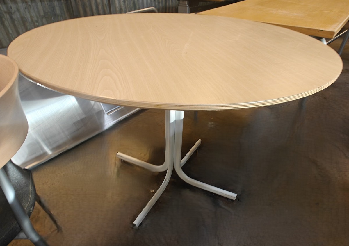 Mødebord & 2 hæve-/sænke skriveborde