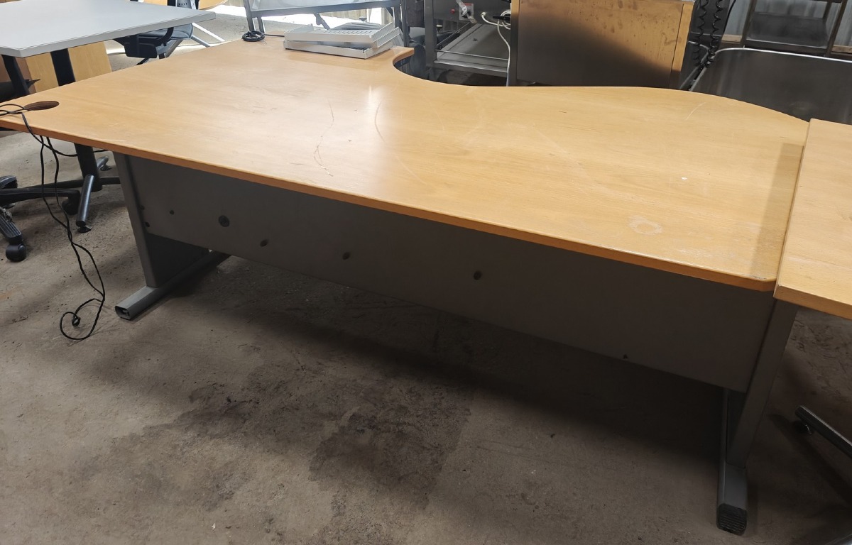 2 Hæve-/sænke skriveborde. Mrk: EFG.  Pulverlakerede stel