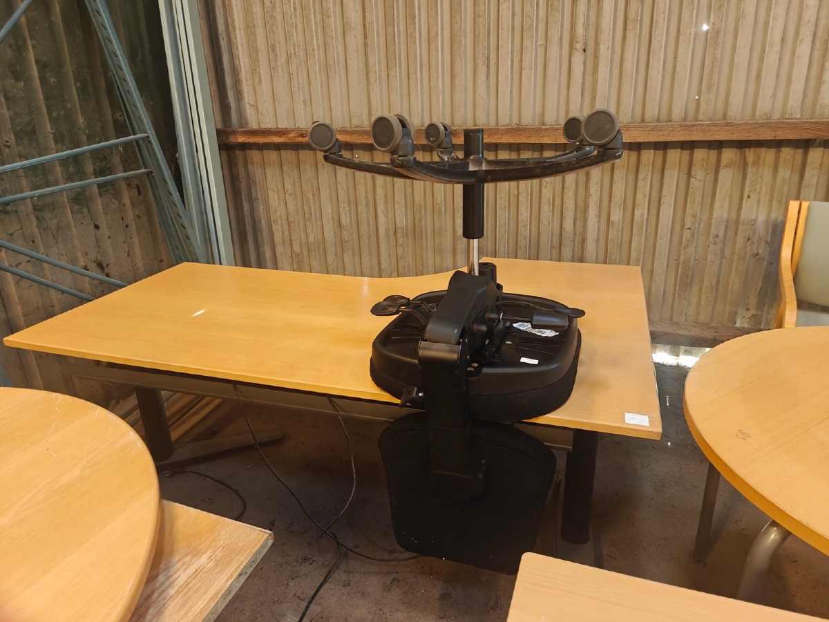 Hæve-/sænke skrivebord & kontorstol.  Kontorstol mrk . Rabami. Model: 800/815. Sort m/polstret sæde & ryg