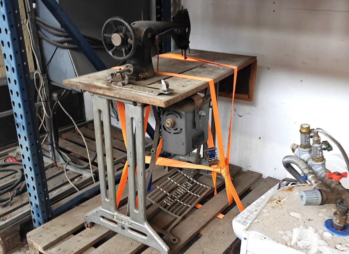 Retro Singer symaskine m/bord. Model: BIK32