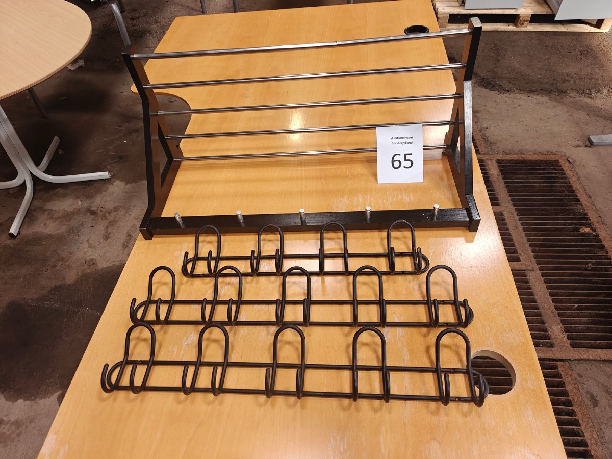 4 Knagerækker. Sorte.  1 stk m/hattehylde i træ/krom. Mål: B: 78 cm.  3 stk i stål. Mål: B: 55 cm