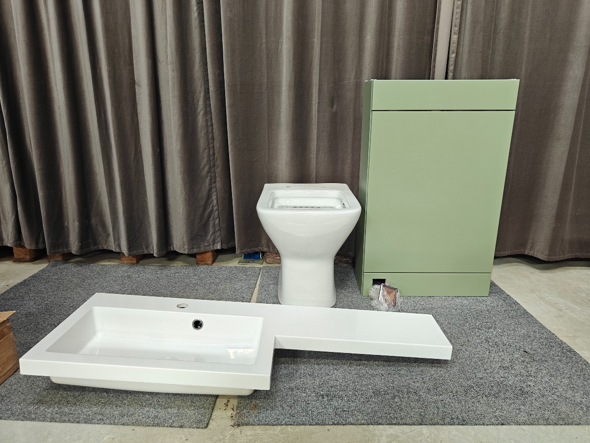 gulv stående toilet, cisterne skjuler & vask m. bordplade