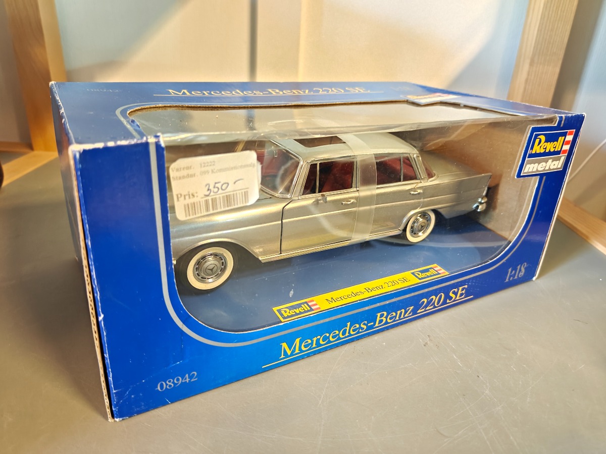 Revell model af Mercedes Benz 220 SE Skala 1:18