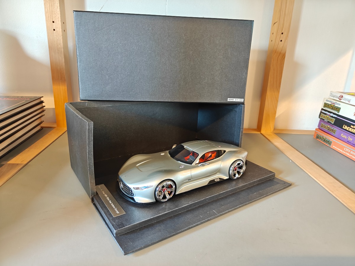 Mercedes model af Mercedes Benz AMG Vision Gran Tourismo Concept Skala 1:18