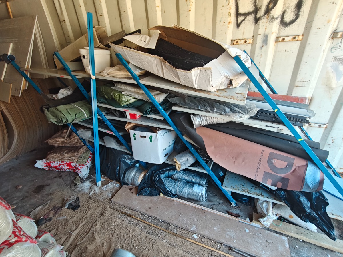 Reol incl. indhold + div vent. rør