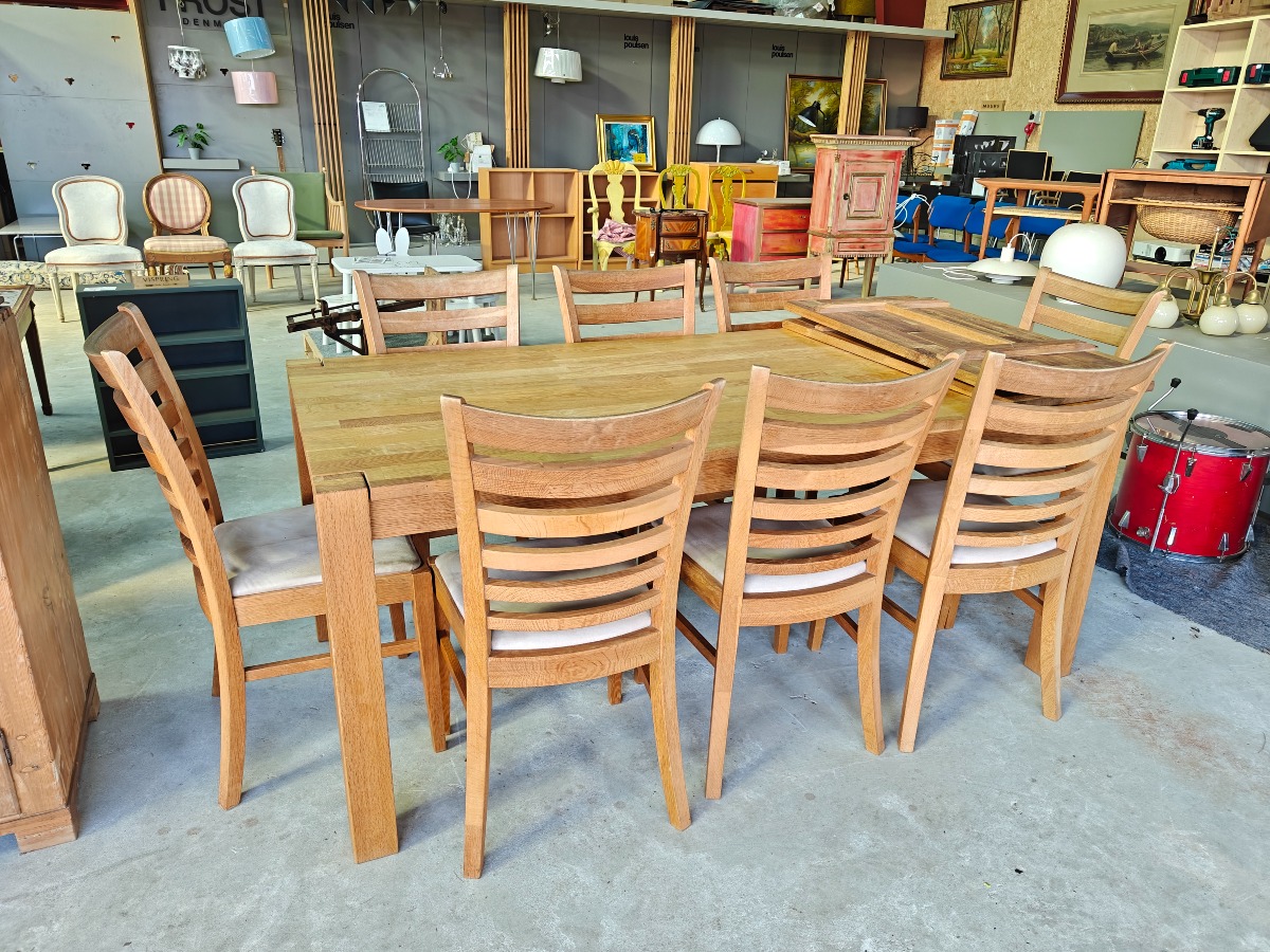 Spisebord af massiv eg