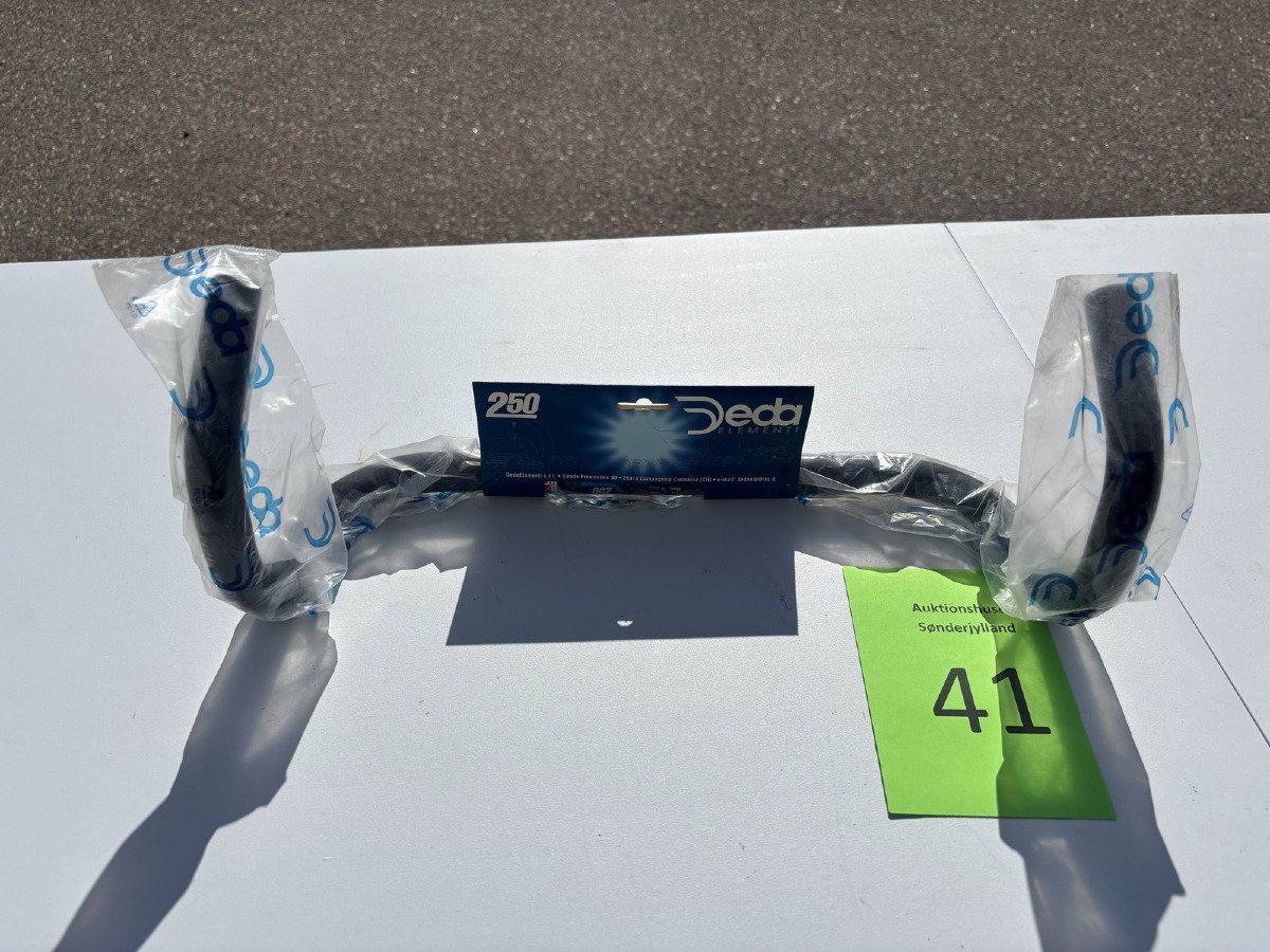 Deda Elementi 250 racerstyr i 7075 T6 varmebehandlet aluminium med Ø26 mm klemdiameter