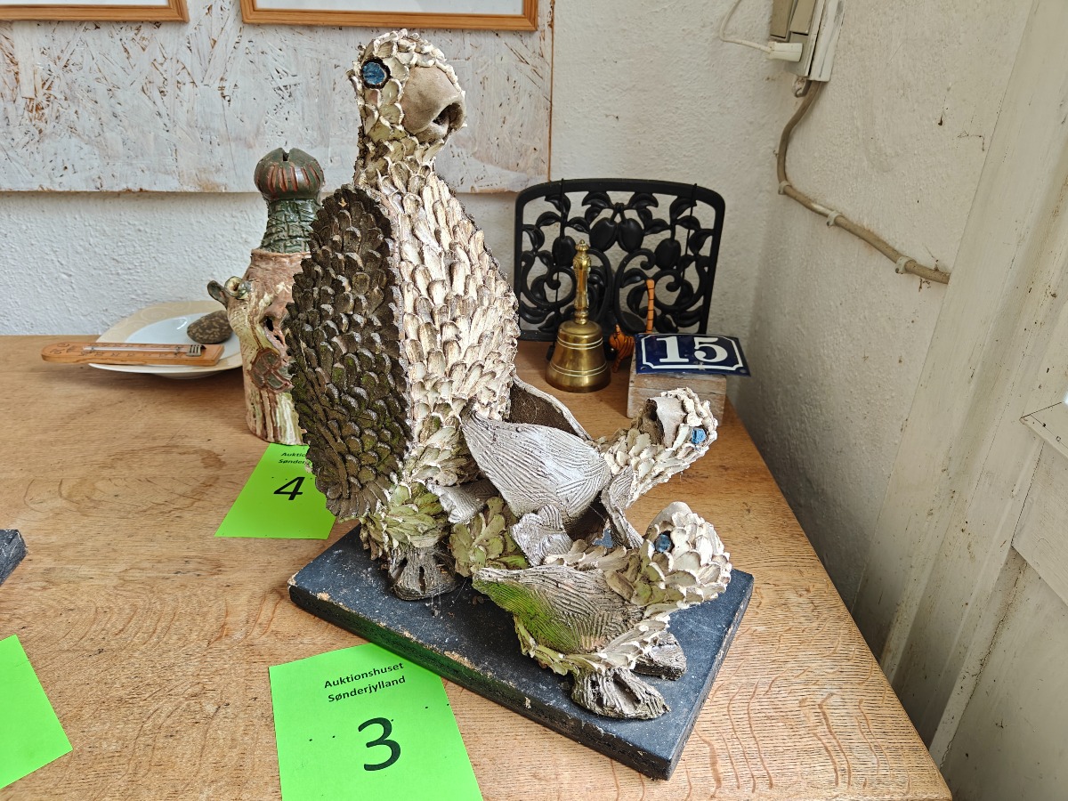 Marianne Permin. Stående fuglemor med 2 unger