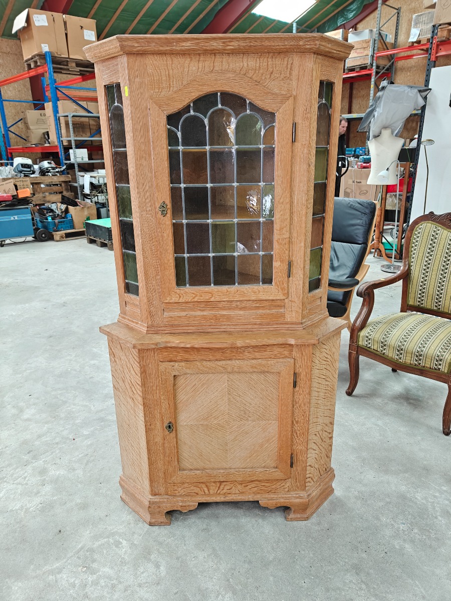 Hjørneskab af syret eg