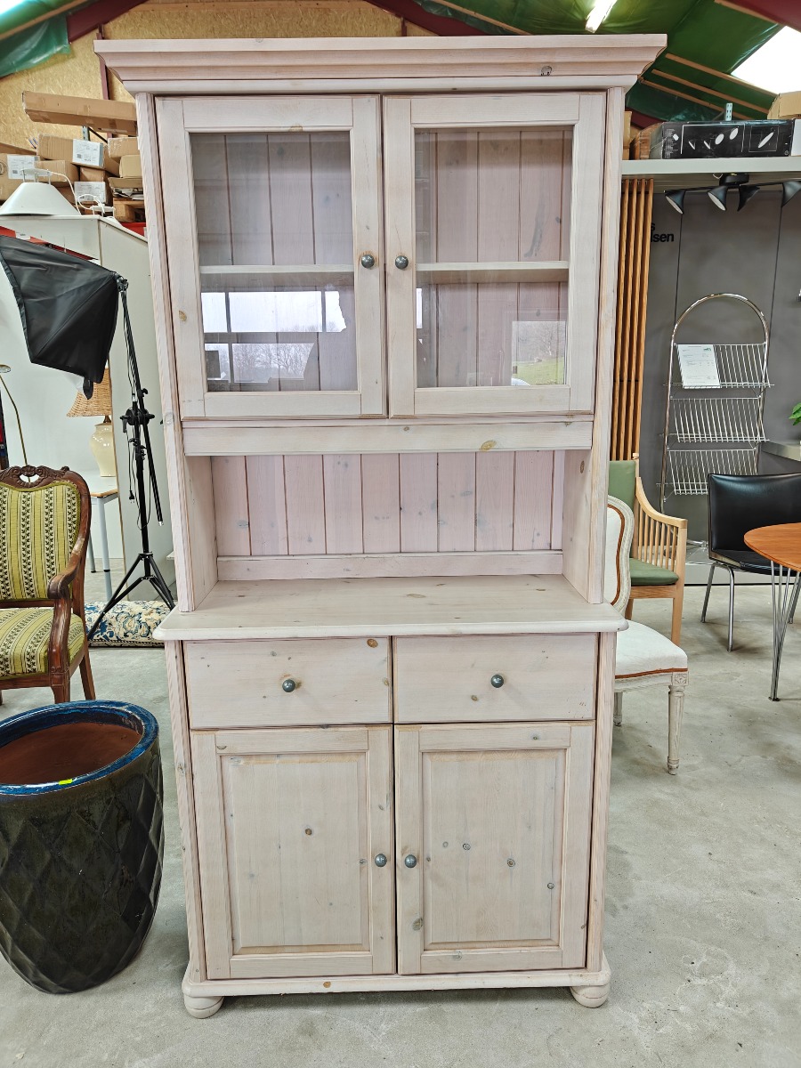 Buffet af hvidlaseret fyr