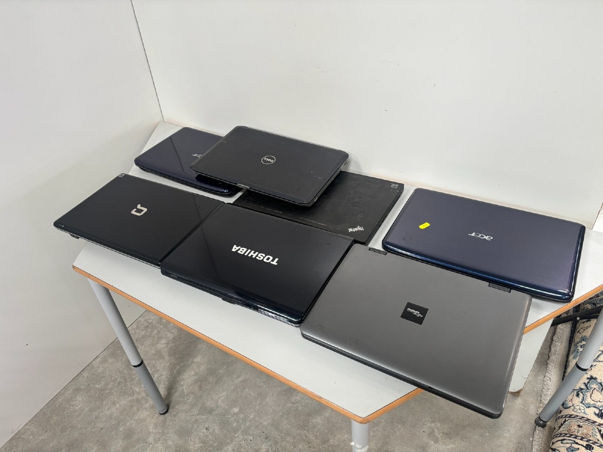 7 stk. ældre bærbar (Harddisk er pillet ud)