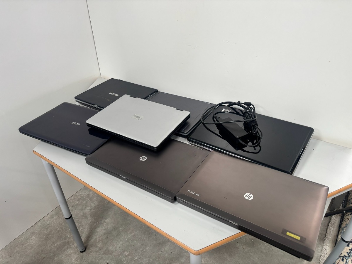 7 stk. ældre bærbar (Harddisk er pillet ud)