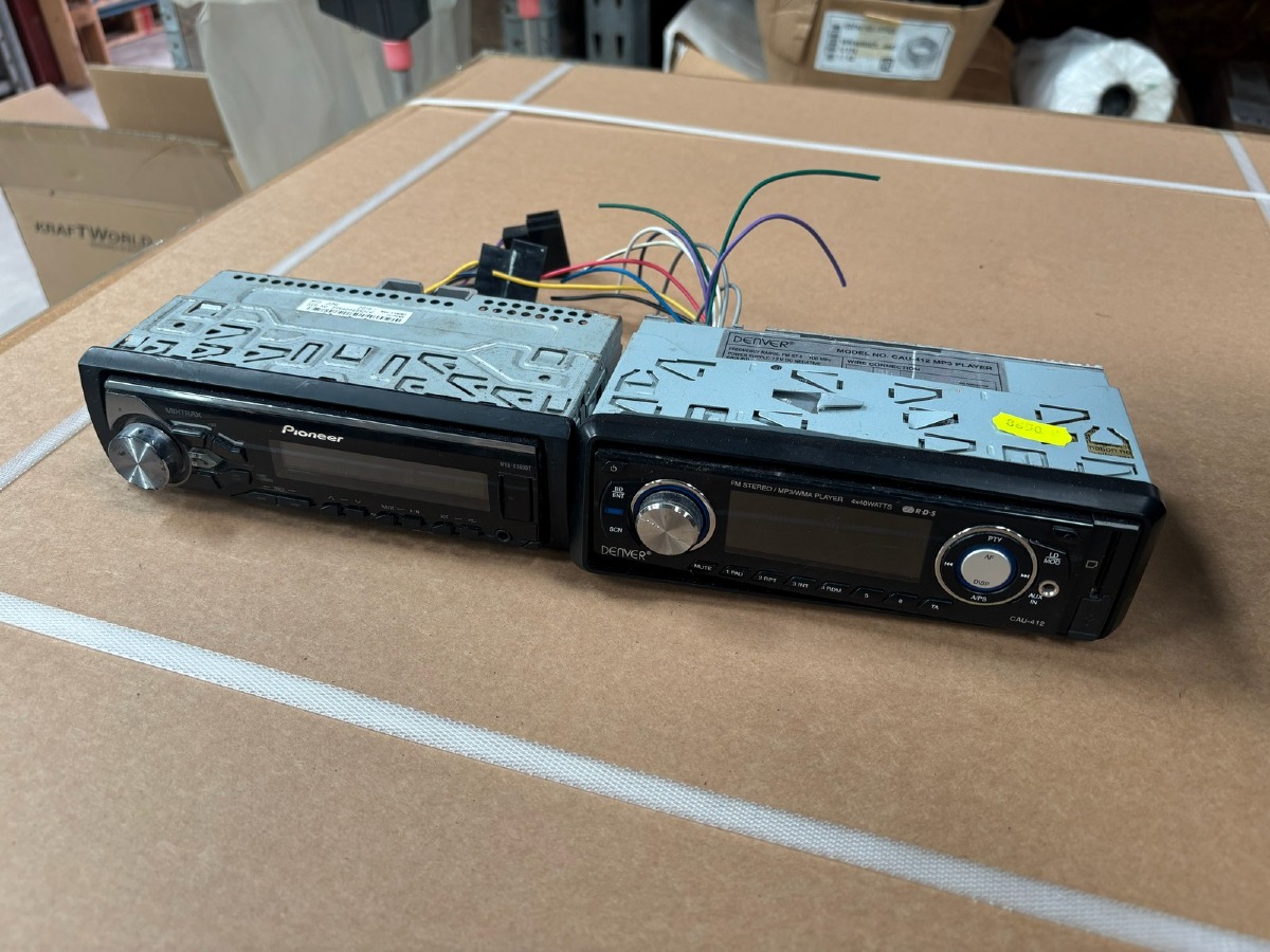 2 stk bilradioer – Pioneer MVH-X380BT + Denver CAU-412