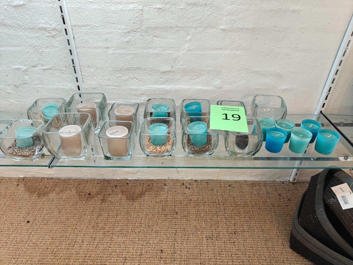 Samling af kraftige glasstager og lys