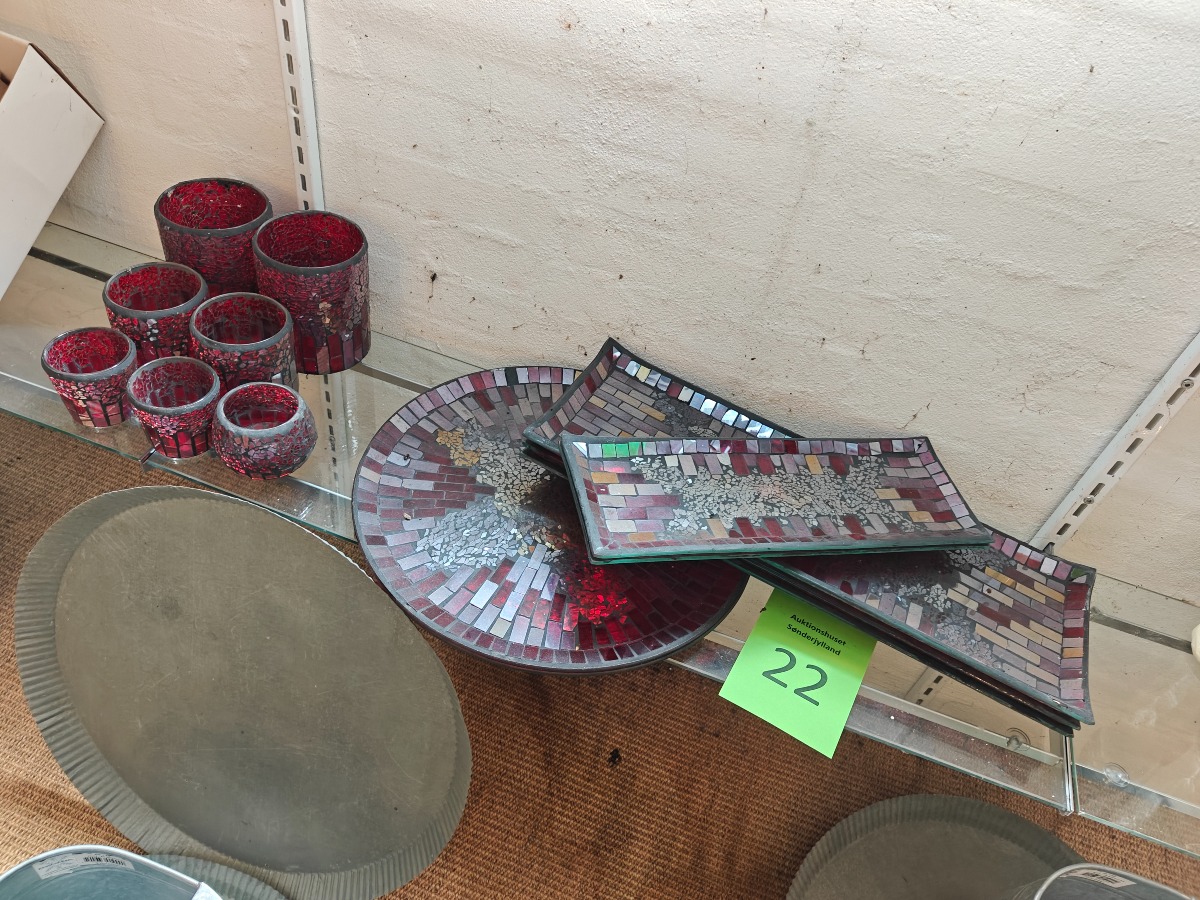 Fade og glas med rød glasmosaik