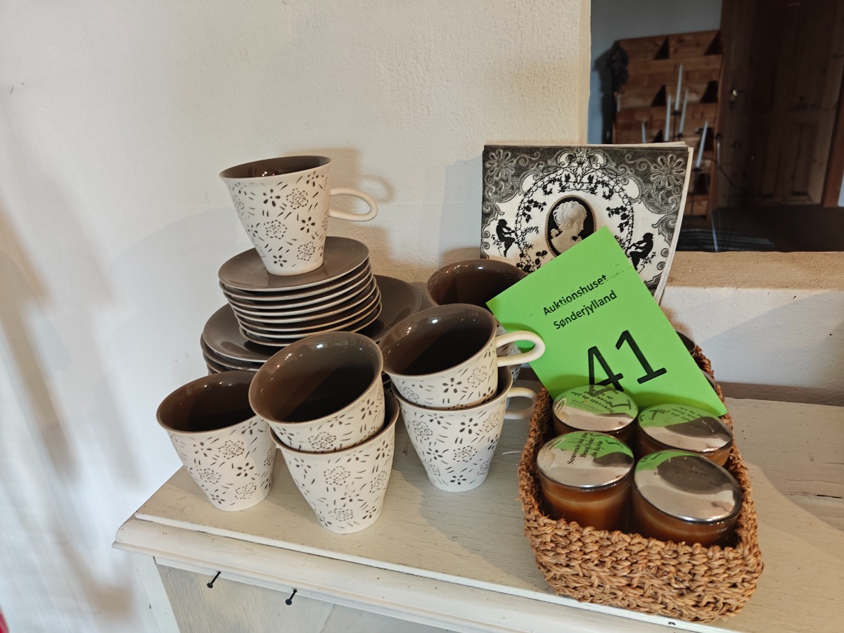 Service og servietter i brune nuancer