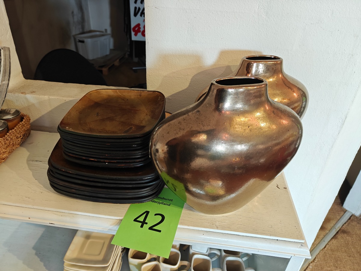 Gyldne glastallerkner og vaser