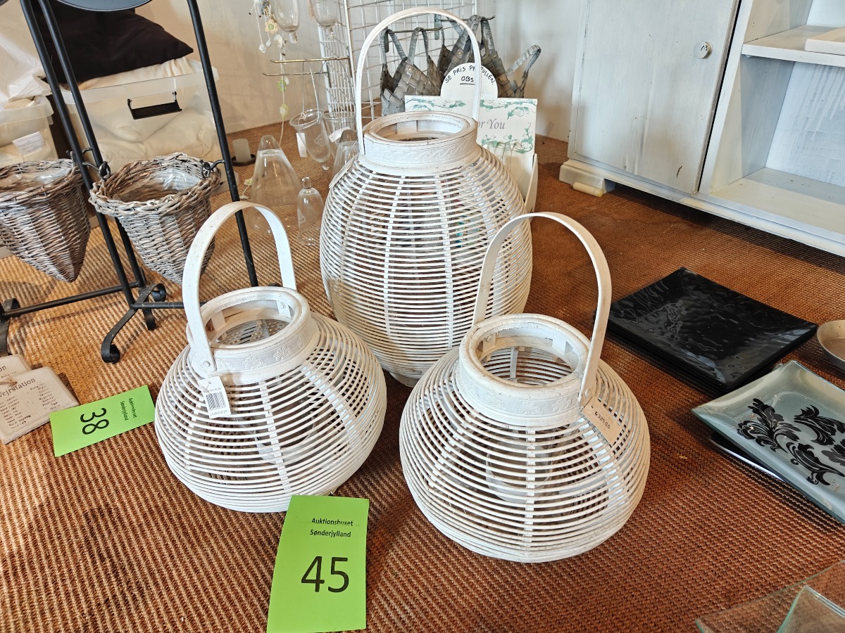 3 lanterner i hvidmalet rattan