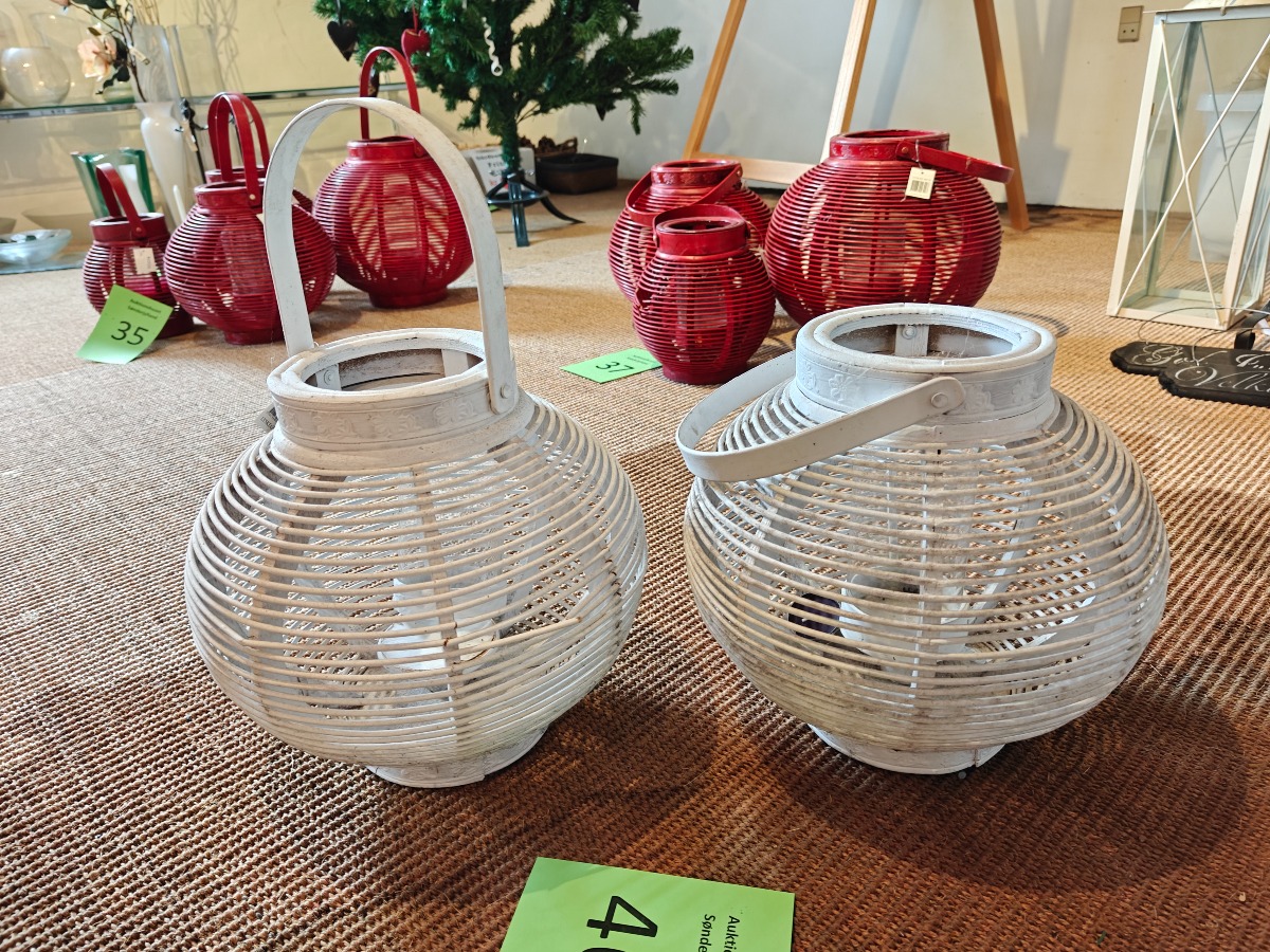 2 lanterner af hvidmalet rattan