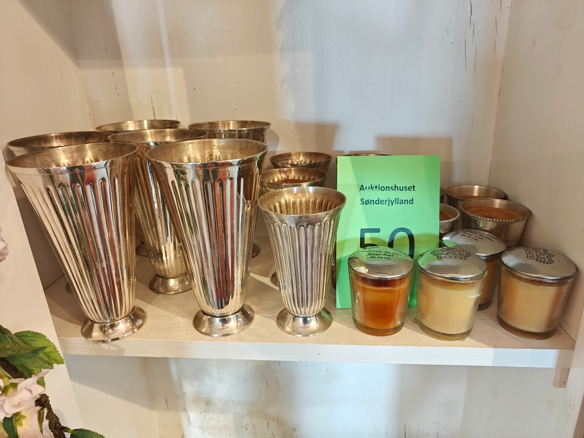 Metalpokaler og lys
